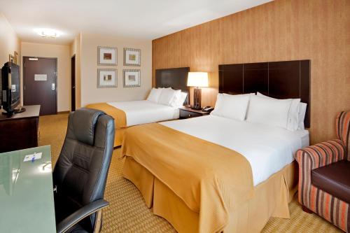 2 queen beds