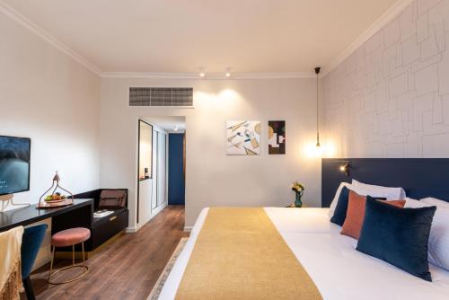 2 twin beds, 2 sofa beds