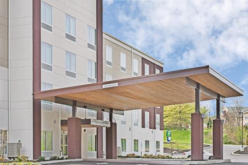 홀리데이 인 익스프레스 앤드 스위트 뉴 컴벌랜드 바이 IHG - 숙소 외관
