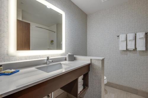 Standard King Room image 7