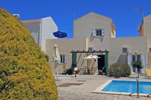 Family Home with Pool in traditional Cretan village gîte à louer Palailónion