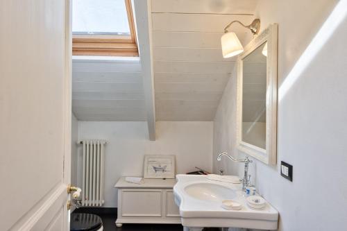 Turin CityView Stylish Loft - image 8