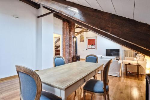 Turin CityView Stylish Loft - image 9