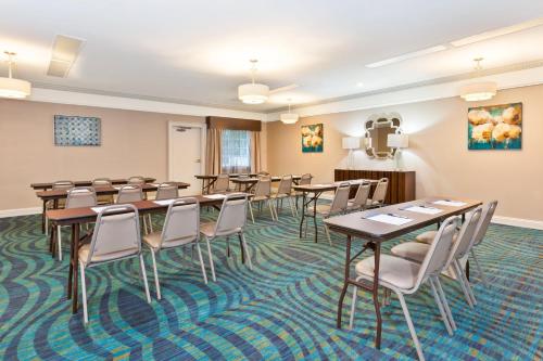 Holiday Inn Express & Suites Carmel North – Westfield, an IHG Hotel