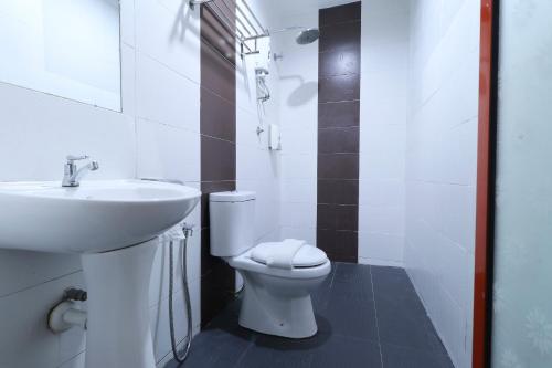 Bathroom, Suite Dreamz Hotel near Bukit Jalil National Indoor Swimming Pool