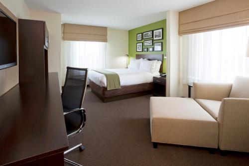 Holiday Inn Express Hotel & Suites Rogers, an IHG Hotel in Rogers, USA