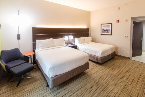 2 queen beds, 1 sofa bed