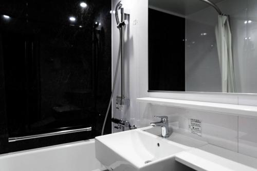 Double Room image 6