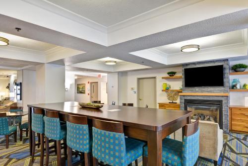 Holiday Inn Express Hotel & Suites Milwaukee-New Berlin By IHG - 식음료(F&B)