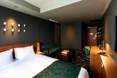 Queen Room image 8