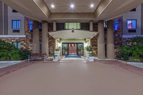 Vista exterior, Holiday Inn Express & Suites Cleveland By IHG in Cleveland (TX)