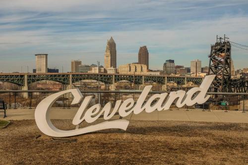 Frontdesk Waterfront Apts Downtown Cleveland - image 6