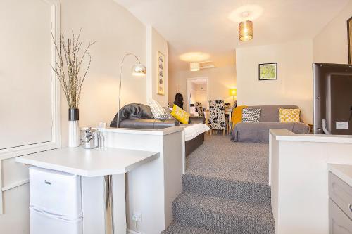 Courtyard Apartment - image 8