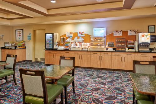 Photo - Holiday Inn Express & Suites El Paso Airport, an IHG Hotel