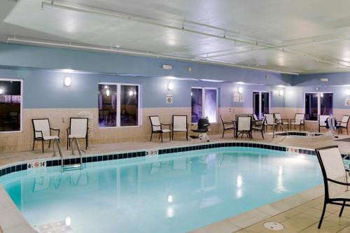 游泳池, 傑克遜維爾智選假日套房酒店 (Holiday Inn Express & Suites Jacksonville) in 阿爾科拉 (IL)