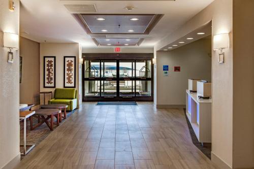 Lobby, Holiday Inn Express & Suites Jacksonville in Jacksonville (IL)
