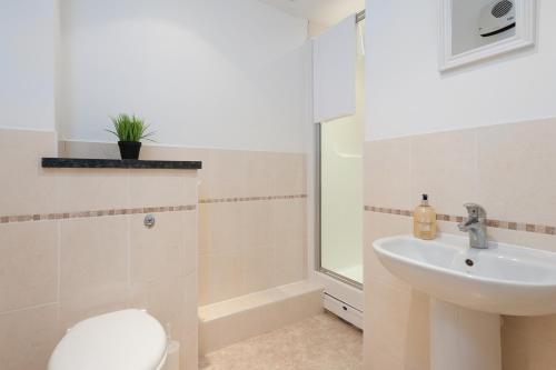 Treeview Apartment- A lovely 2 bed apartment near Colchester North Station by Catchpole Stays