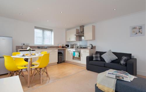 Treeview Apartment- A lovely 2 bed apartment near Colchester North Station by Catchpole Stays