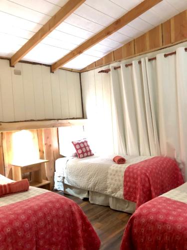 2 queen beds, 3 twin beds