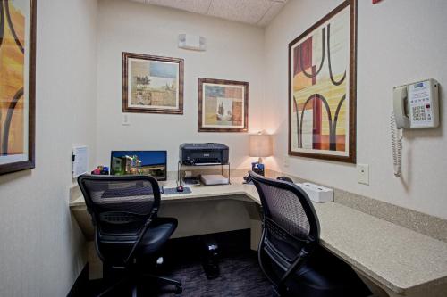 Holiday Inn Express Hotel & Suites Youngstown North-Warren/Niles, an IHG Hotel