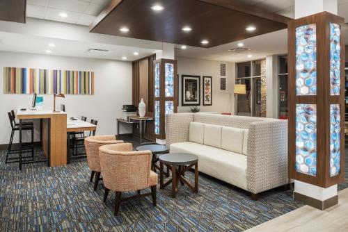 Holiday Inn Express & Suites West Plains Southwest, an IHG Hotel