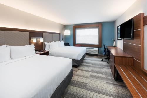 2 queen beds, 1 sofa bed