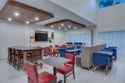Holiday Inn Express Hotel & Suites Fort Lauderdale Airport/Cruise Port by IHG in Fort Lauderdale, USA