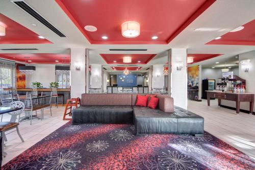 Photo - Holiday Inn Express and Suites Oklahoma City North by IHG