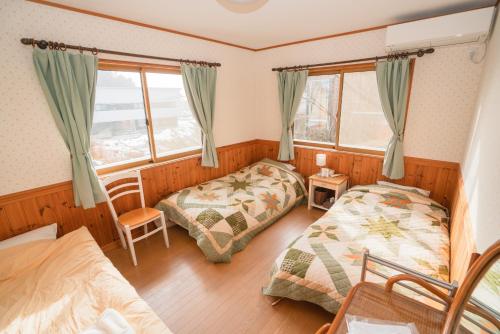 2 twin beds, 1 sofa bed