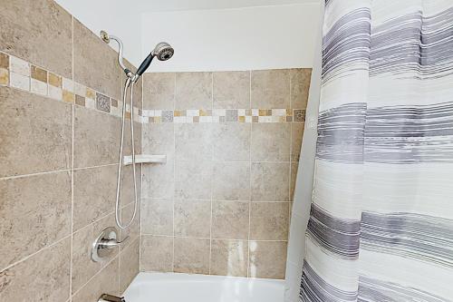 New Listing! Updated Home with Big Yard Near Town home - image 8