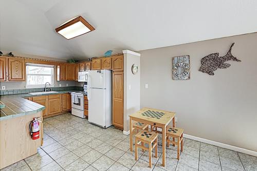 New Listing! Gulf-View Getaway with Balcony & Grill home - image 5