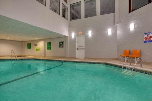 La Quinta Inn & Suites by Wyndham Minneapolis Bloomington W - 편의 시설/서비스