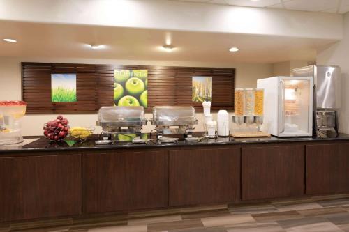 La Quinta Inn & Suites by Wyndham Minneapolis Bloomington W - 레스토랑