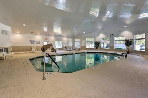 Family-Friendly Condo w/ Pools + Tennis Courts! in Hilton Head Island Waterfront