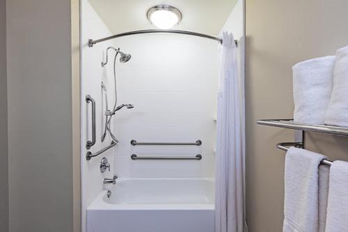 Standard King Room with Accessible Tub - Mobility Access