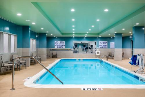 홀리데이 인 익스프레스 & 스위트 플로렌스 I-95 & I-20 시빅 센터 바이 IHG - 수영장