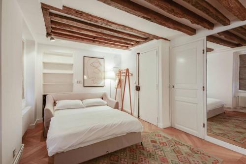 Cosy & bright under the beams on Place Dauphine ID 319