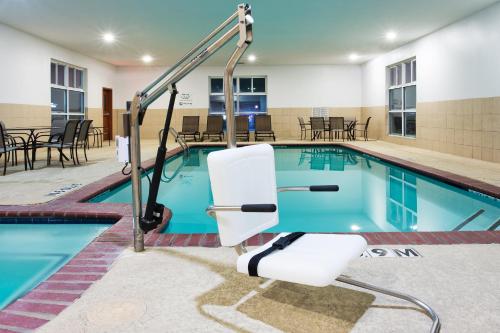 Holiday Inn Express Hotel & Suites Alvarado an IHG Hotel - image 7