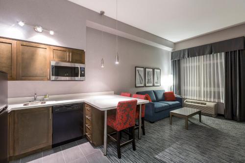 Holiday Inn Express & Suites Riverport Richmond, an IHG Hotel