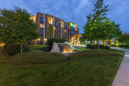 Holiday Inn Express & Suites Riverport Richmond, an IHG Hotel in Richmond, Canada