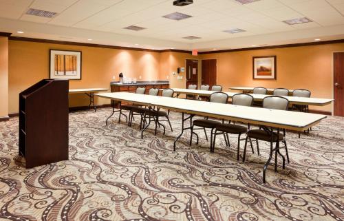 Holiday Inn Express Hotel and Suites Mason City