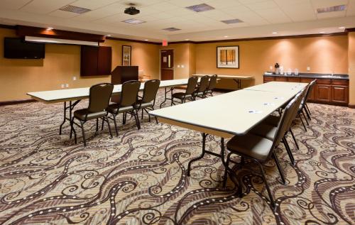 Holiday Inn Express Hotel and Suites Mason City