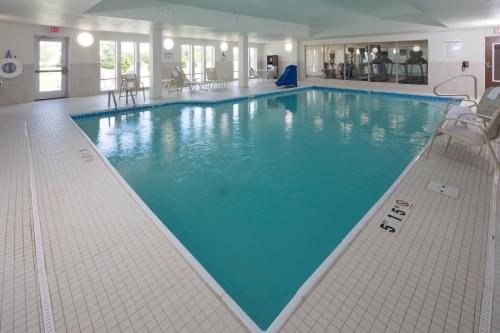 Swimmingpool, Holiday Inn Express & Suites Gaylord by IHG in Gaylord (MI)