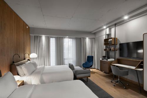 2 queen beds