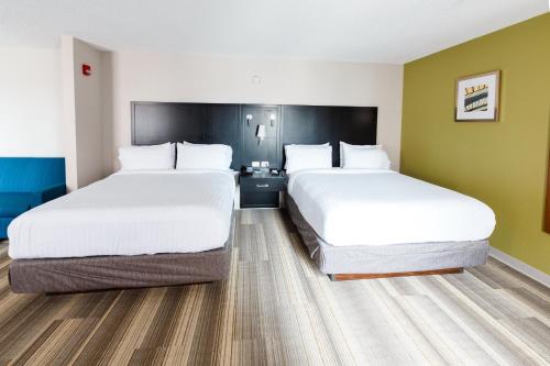 2 queen beds, 1 sofa bed