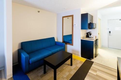 1 king bed, 1 sofa bed