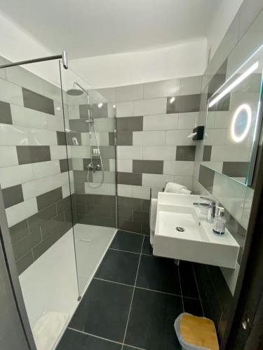 Hotel Courbet Juan Les Pins Booking Deals Photos Reviews Hotel Courbet Juan Les Pins Booking