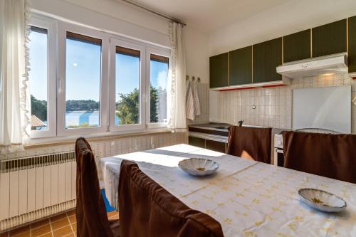 Apartment Lory with a sea view near the beach