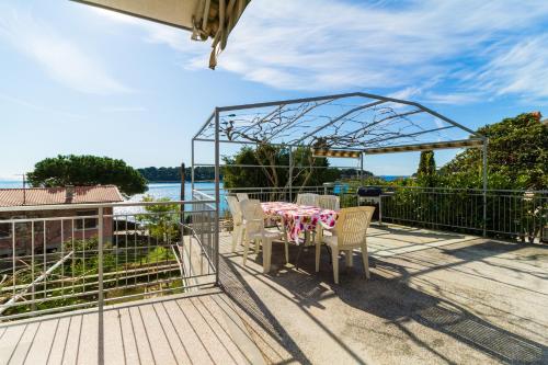 Apartment Lory with a sea view near the beach