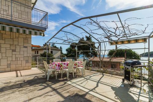 Apartment Lory with a sea view near the beach
